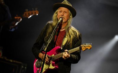 Patrick Simmons performs on stage.