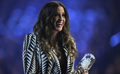 Alanis Morissette is presented an award at the 2015 JUNO Awards. 