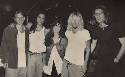 Alanis poses with her male bandmates. 